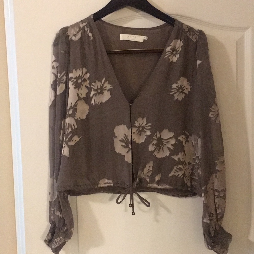 Astr the label, Tiffany taupe floral crop top